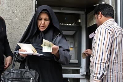 People withraw money from an automated teller machine in the Iranian capital Tehran's grand bazar on November 3, 2018.  Iran's supreme leader Ayatollah Ali Khamenei said today that President Donald Trump has "disgraced" US prestige and would be the ultimate loser from renewing sanctions on the Islamic republic.
Trump announced in May he was withdrawing from the 2015 nuclear deal and reimposing sanctions, sparking outrage among world powers who say Iran has been complying with commitments to restrict its atomic programme. / AFP / ATTA KENARE
