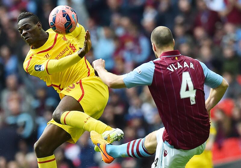 Aston Villa's Dutch defender Ron Vlaar (R) kicks the ball past Liverpool's Italian striker Mario Balotelli during the FA Cup semi-final between Aston Villa and Liverpool at Wembley stadium in London on April 19, 2015.
AFP PHOTO / BEN STANSALL
NOT FOR MARKETING OR ADVERTISING USE / RESTRICTED TO EDITORIAL USE / AFP PHOTO / BEN STANSALL