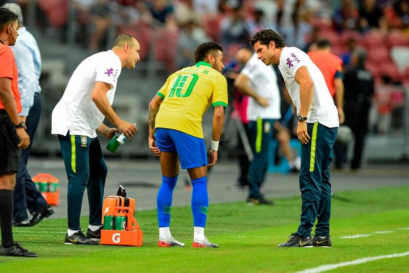 CORRECTION / Brazil's forward Neymar (C) leaves the field during an international friendly football match between Brazil and Nigeria at the National Stadium in Singapore on October 13, 2019. / AFP / Roslan RAHMAN
