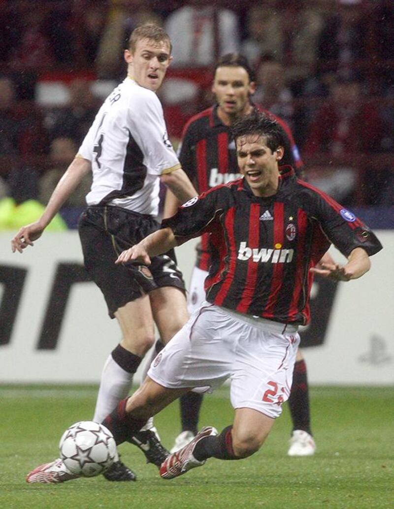 AC Milan's Brazilian midfielder Kaka (R) is tackled by Manchester United's midfielder Darren Fletcher during their European Champions League second leg semi-final football match at Milan's San Siro Stadium, 02 May 2007. AFP PHOTO / ALBERTO PIZZOLI (Photo by ALBERTO PIZZOLI / AFP)