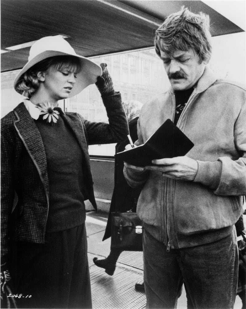 Hal Holbrook gives Goldie Hawn directions to his Moscow flat in a scene from the film 'The Girl From Petrovka', 1974. (Photo by Universal/Getty Images)