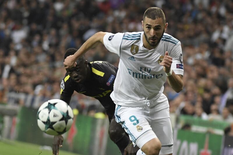 Real Madrid's French forward Karim Benzema (R) vies with Tottenham Hotspur's Colombian defender Davinson Sanchez during the UEFA Champions League group H football match Real Madrid CF vs Tottenham Hotspur FC at the Santiago Bernabeu stadium in Madrid on October 17, 2017. / AFP PHOTO / GABRIEL BOUYS