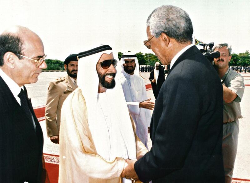 Sheikh Zayed greets South African president Nelson Mandela.