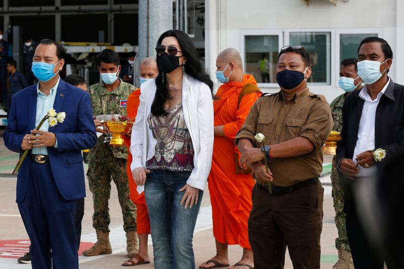 epa08852594 American singer and actor Cher (C) arrives at Siem Reap International Airport in Siem Reap, Cambodia, 30 November 2020. Cher arrived in Cambodia on 30 November to see Kaavan, known as the world's loneliest elephant, into his new home at Kulen Prum Tep wildlife sanctuary in Cambodia. Asian elephant Kaavan was previously spent 35 years at Islamabad Zoo in Pakistan.  EPA-EFE/MAK REMISSA