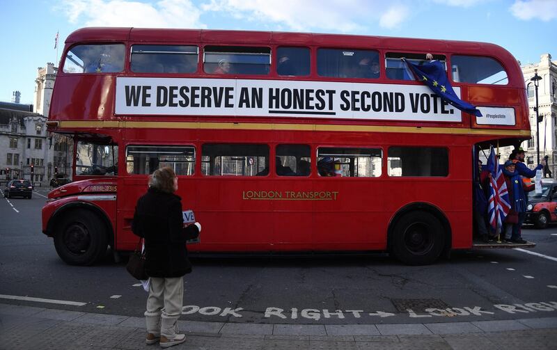 epaselect epa07327889 A pro EU campaign bus drives past a Vote Leave supporter outside parliament in London, Britain, 28 January 2019. The House of Commons is set to vote on British Prime Minister Theresa May's Plan B for Brexit to parliament on 29 January.  EPA/ANDY RAIN