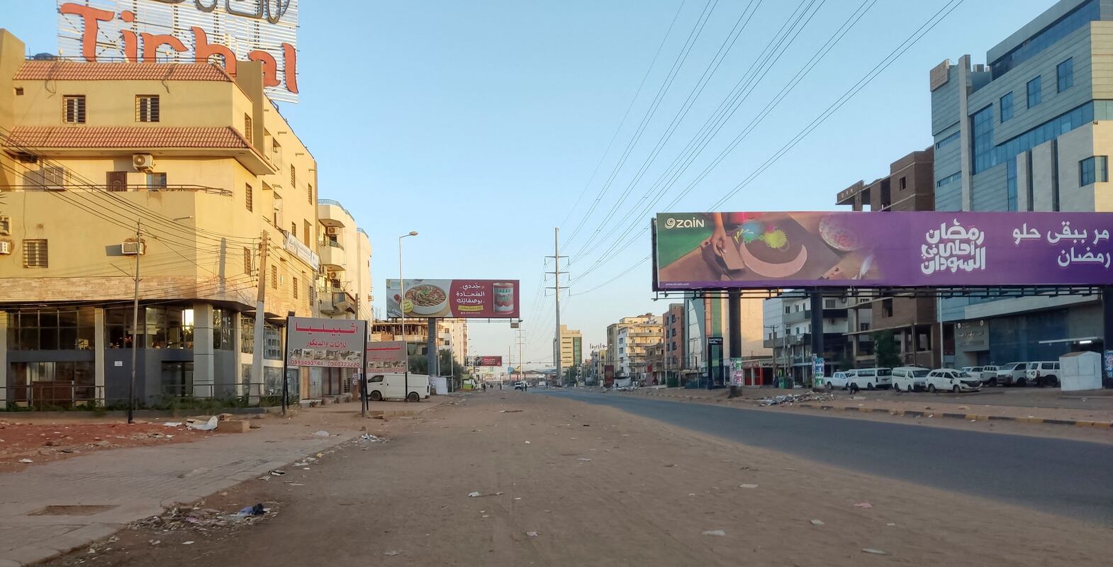 A picture shows an empty road in southern Khartoum on May 5, 2023, as fighting continues between the forces of two rival generals in Sudan.  - Air strikes and gunfire rocked the Sudanese capital on May 5 as fighting showed no signs of abating, despite the threat of renewed US sanctions and warnings of a "protracted" conflict.  (Photo by AFP)