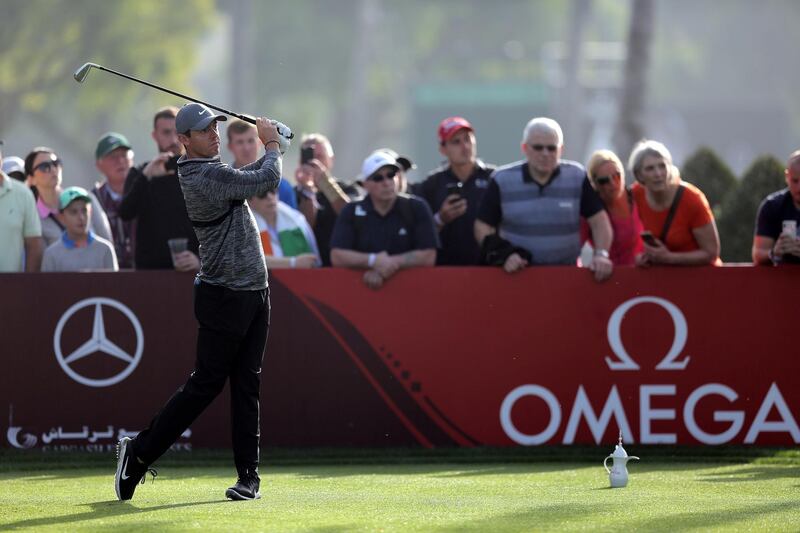 epa06472598 Rory McIlroy of Northern Ireland hits during the first day of Omega Dubai Desert Classic at Emirates Golf Club, Dubai, UAE, 25 January 2018.  EPA/MAHMOUD KHALED