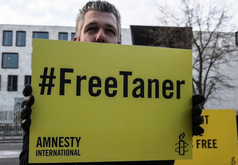 An activist of the human rights organisation Amnesty International demonstrates for the liberation of Turkish civil rights activist Taner Kilic on February 7, 2018 in front of the Turkish embassy in Berlin.
Taner Kilic, the head of Amnesty International in Turkey, has been held since June 2017 in the western Turkish city of Izmir, accused of links to US-based preacher Fethullah Gulen who Turkey says ordered a failed coup in July 2016. / AFP PHOTO / dpa / Paul Zinken / Germany OUT