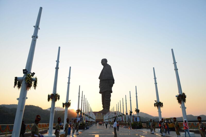 TOPSHOT - Indian policemen stand guard near the "Statue Of Unity", the world's tallest statue dedicated to Indian independence leader Sardar Vallabhbhai Patel, near Sardar Sarovar Dam near Vadodara in India's western Gujarat state on October 30, 2018.  Indian Prime Minister, Narendra Modi will inaugurate the 182-metre-high (600-foot-high) "Statue Of Unity", which is a tribute to independence icon Sardar Vallabhbhai Patel, on October 31.  / AFP / SAM PANTHAKY
