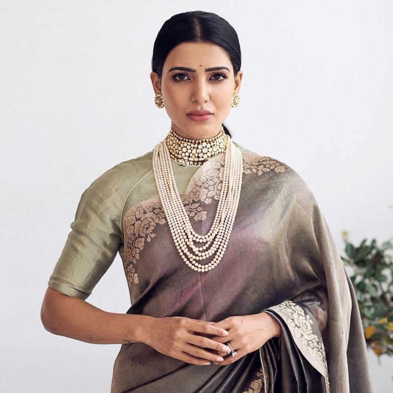 Pearl and polki jewellery from Kishanfas & Co paired with an opulent silk sari by Gaurang Shah. Courtesy Numaish 