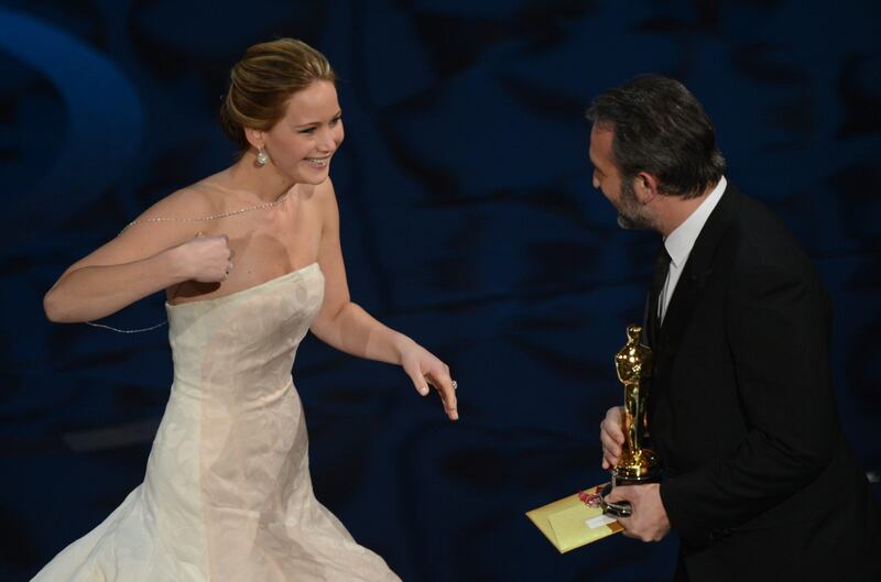 Best Actress winner Jennifer Lawrence receives her Oscar from the actor Jean Dujardin onstage at the 85th Annual Academy Awards on February 24, 2013 in Hollywood, California. AFP PHOTO/Robyn BECK
 *** Local Caption ***  565316-01-08.jpg