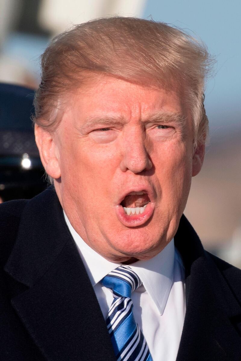 US President Donald Trump walks off Air Force One at Andrews Air Force Base, Maryland, on March 3, 2018. / AFP PHOTO / JIM WATSON