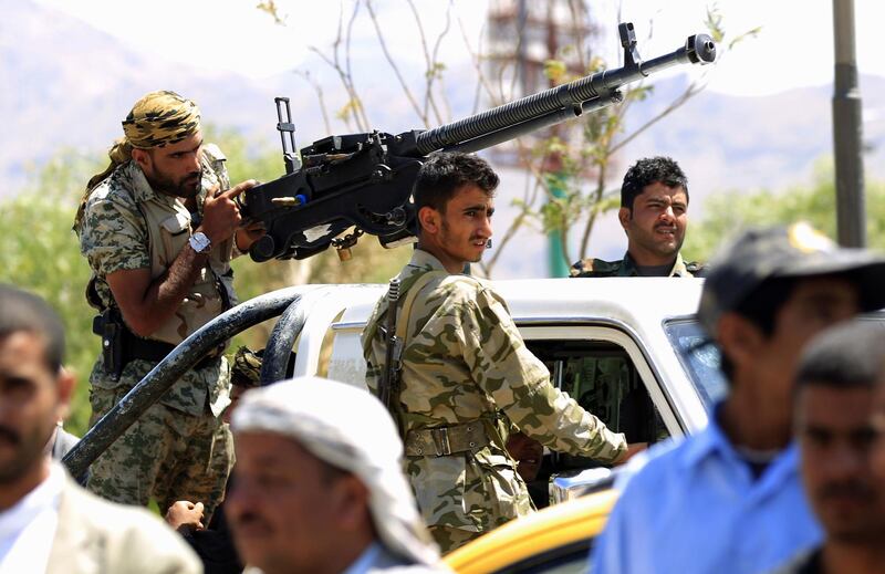 Yemeni fighter in a vehicle with a heavy machinegun are seen during a gathering in Sanaa to show support for the Huthi Shiite movement against the Saudi-led intervention in the capital Sanaa on September 27, 2018. / AFP / MOHAMMED HUWAIS

