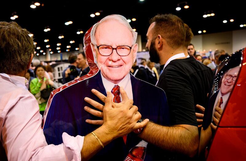 Shareholders pose with an stand-up illustration of Warren Buffett, CEO of Berkshire Hathaway, during the 2019 annual shareholders meeting in Omaha, Nebraska, May 3, 2019.   / AFP / Johannes EISELE
