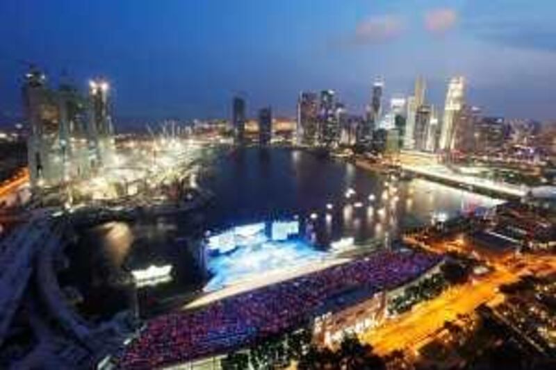 epa01820438 A photo released on 11 August 2009 shows a general view of the Singapore Marina Bay area with the financial district skyline on the right and the Marina Sands casino resort construction site on the left during the National Day Celebrations in Singapore 09 August 2009. Singapore's economy grew faster than expected in the second quarter 2009, the government said Tuesday, but warned that any sustained recovery was uncertain without a turnaround in demand in the city-state's major export markets.  EPA/HOW HWEE YOUNG *** Local Caption ***  01820438.jpg
