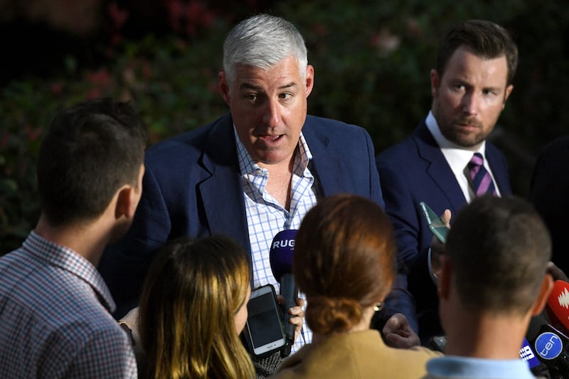 Australian Rugby Union (ARU) Chairman Cameron Clyne (C) speaks at a press conference in Sydney on June 20, 2017.
The Australian Rugby Union on June 20 endorsed the decision to scrap one of the country's Super teams and stuck with its embattled chief executive Bill Pulver, who has been under pressure over the move. / AFP PHOTO / William WEST