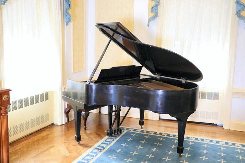 Steinway and Sons baby grand piano from the suite of the late Saudi Crown Prince Sultan bin Abdulaziz. 
