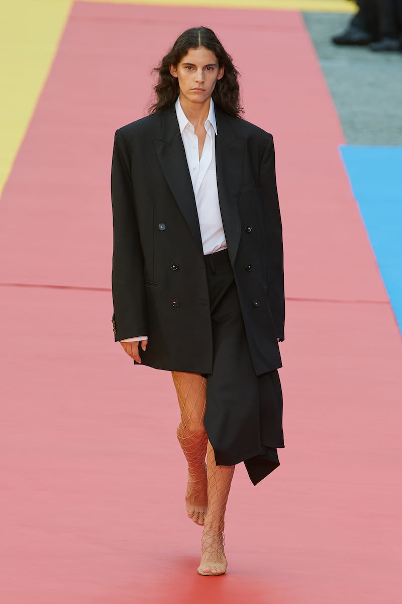 Important fashion trends for 2023 include asymmetric hems. Photo: Stella McCartney