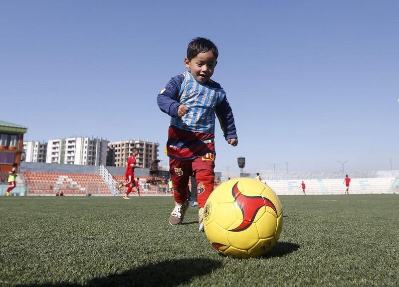 Five year-old Murtaza Ahmadi, wears Barcelona's star Lionel Messi shirt made of a plastic bag , as he plays football at the Afghan Football Federation headquarter in Kabul, Afghanistan February 2, 2016. Barcelona star Lionel Messi will meet an Afghan boy who gained Internet fame after a touching series of photographs went viral, showing him playing in a shirt improvised from a plastic bag and bearing the name and playing number of his hero. REUTERS/Omar Sobhani       TPX IMAGES OF THE DAY