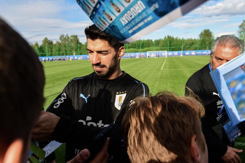 Uruguay's forward Luis Suarez signs autographs after taking part in a training session of Uruguay national football team ahead of the Russia 2018 World Cup at the Sport Centre Borsky, in Nizhny Novgorod on June 11, 2018. / AFP / MARTIN BERNETTI
