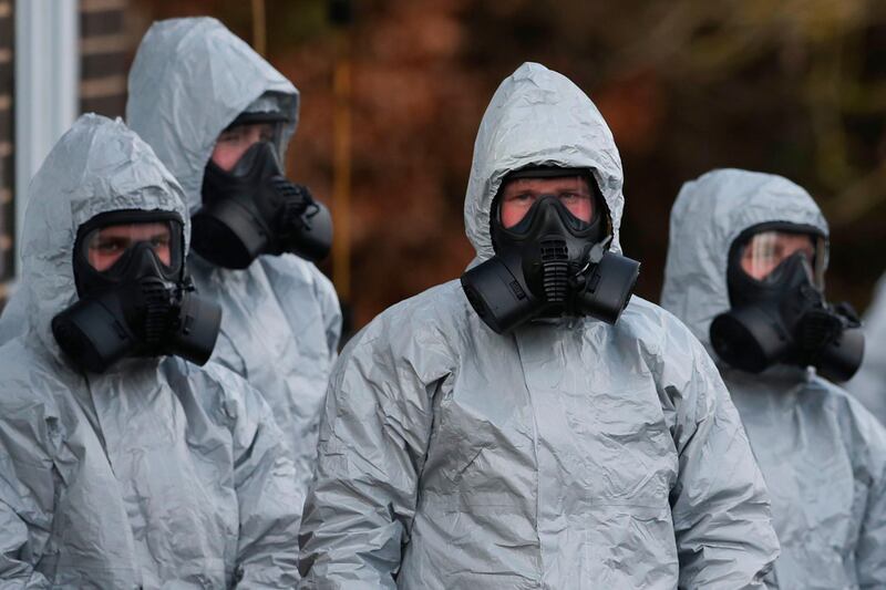 Personnel in protective coveralls and breathing equiptment work at the Salisbury District Hospital in Salisbury, southern England, on March 10, 2018, in connection with the major incident sparked after a man and a woman were apparently poisoned in a nerve agent attack.
British soldiers were deployed on March 9 to help a counter-terrorism investigation into a nerve agent attack on former Russian spy Sergei Skripal, as speculation mounted over how London could retaliate if the Russian state is found to be responsible. Skripal and his daughter Yulia remain unconscious in a critical but stable condition following the March 4 attack in the sleepy south-western English city of Salisbury. / AFP PHOTO / Daniel LEAL-OLIVAS