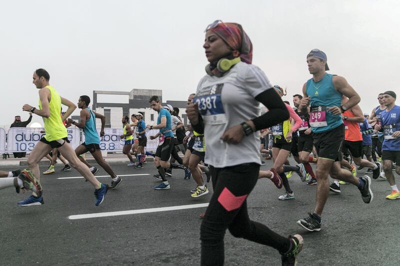 DUBAI, UNITED ARAB EMIRATES - Jan 26, 2018. 

 7pm start for the Standard Chartered Dubai Marathon Masses race. 

(Photo by Reem Mohammed/The National)

Reporter: Amith
Section: NA + SP