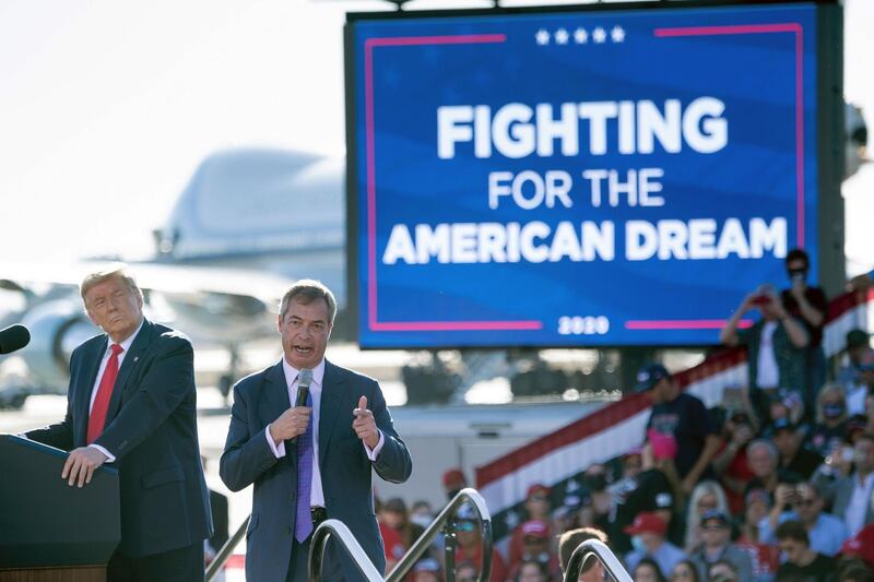 US President Donald Trump listens as Nigel Farage (R) speaks during a Make America Great Again rally at Phoenix Goodyear Airport October 28, 2020, in Goodyear, Arizona. / AFP / Brendan Smialowski
