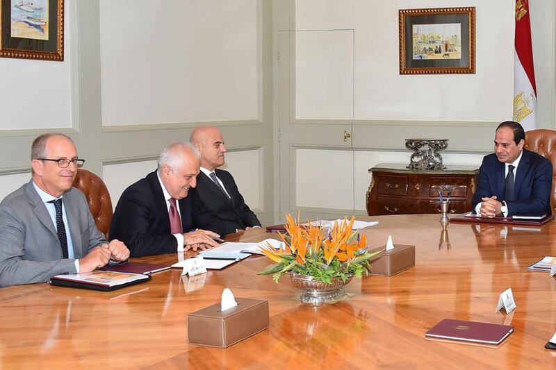 Eni chief executive Claudio Descalzi, third from left, and other company officials meet with Egyptian president Abdel Fattah El Sisi, right, regarding the latest gasfield discovery. MEAN via AP