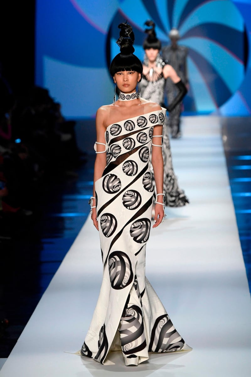 A model presents a creation by Jean Paul Gaultier during the 2018 spring/summer Haute Couture collection fashion show on January 24, 2018 in Paris. / AFP PHOTO / BERTRAND GUAY