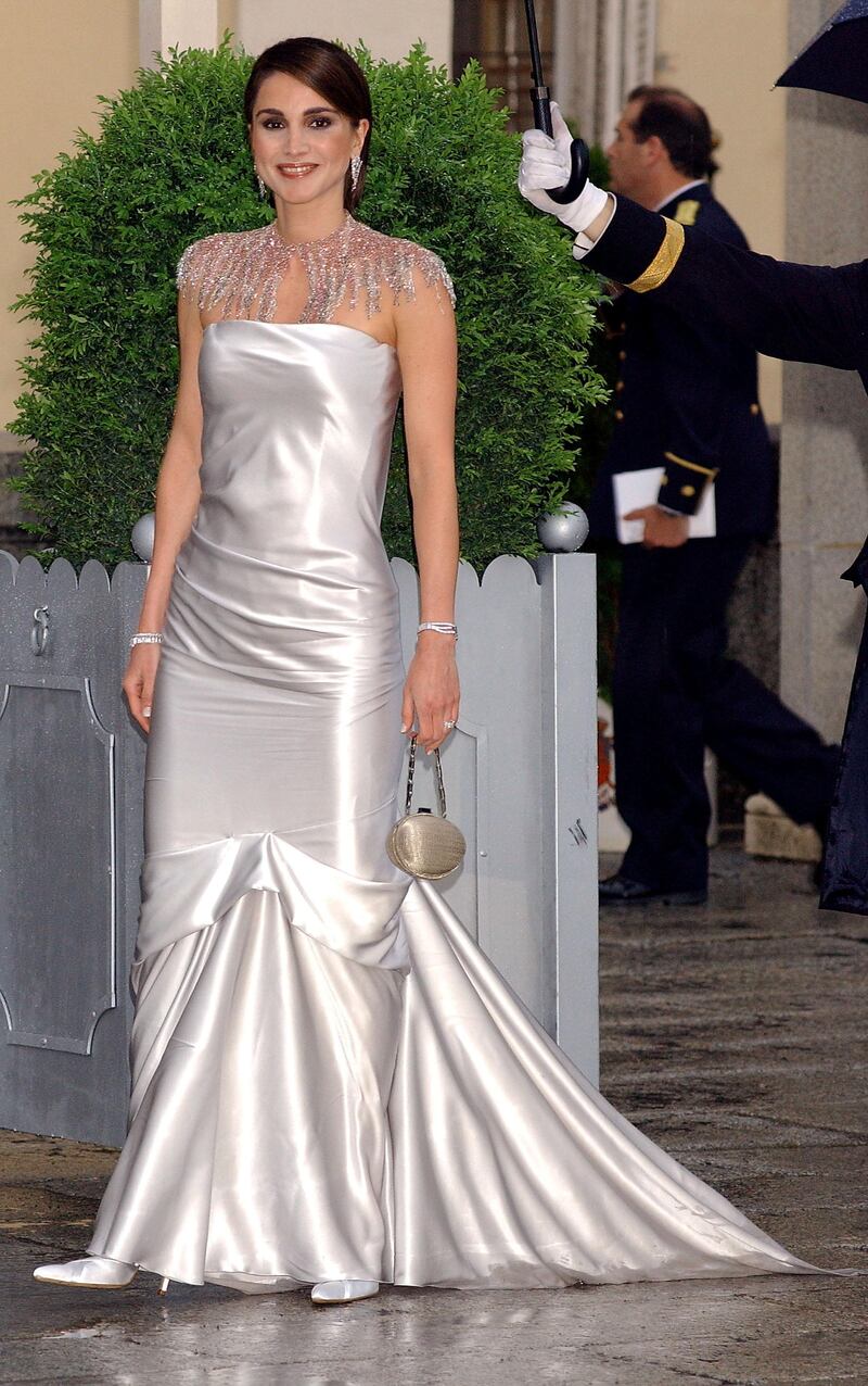 MADRID, SPAIN - MAY 21:  Queen Rania Al Abdullah of Jordan arrives to attend a gala dinner at El Pardo Royal Palace on May 21, 2004 in Madrid, Spain. Spanish Crown Prince Felipe de Bourbon and his fiance, former journalist Letizia Ortiz Rocasolano, are to wed in Madrid on May 22nd in the first royal marriage in Spain of a crown prince or a king in nearly a century. (Photo by Carlos Alvarez/Getty Images)