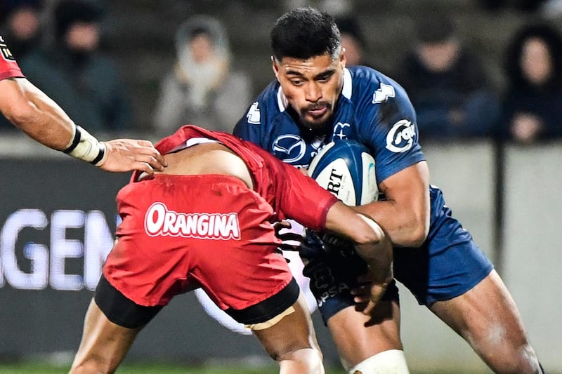 Agen's Fiji wing Timilai Rokoduru (R) vies for the ball during the French Top 14 rugby union match between SU Agen and RC Toulon, on February 16, 2019 at the Armandie stadium in Agen, southwestern France. / AFP / THIERRY BRETON
