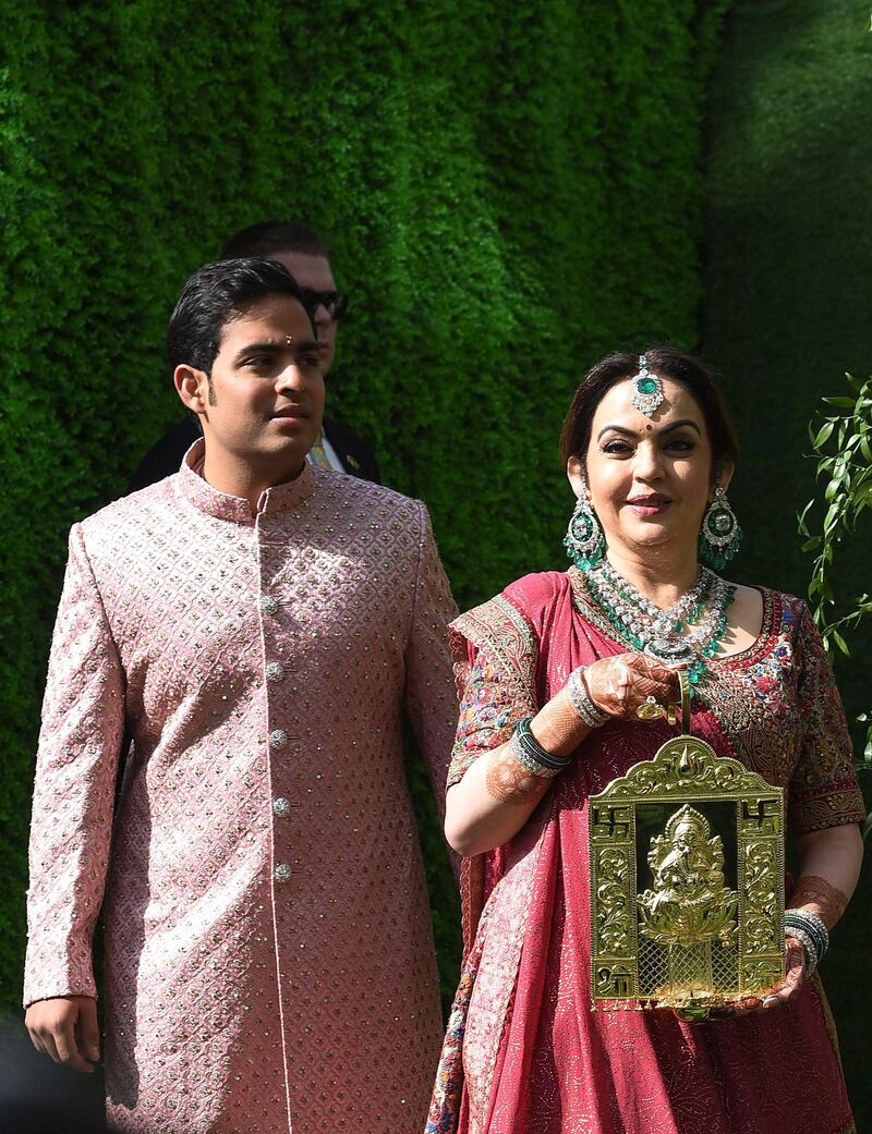 Akash Ambani (L), son of Indian businessman Mukesh Ambani, arrives along with his mother Nita  Ambani (R) to his wedding ceremony in Mumbai on March 9, 2019. Photo: AFP