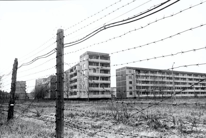 photo prise en avril 1990 à Tchernobyl de bâtiments andonnés parce que contaminés par les retombées radioactives de l'explosion du réacteur No 4 de la centrale nucléaire de la ville, le 26 avril 1986, le plus grave accident nucléaire du XX siècle.
Picture taken in April 1990 in chernobyl of buildings abandoned because of the radioactive contamination produced by the Chernobyl nuclear plant No. 4 reactor's blast, 26 April 1986, the world's worst nuclear accident of the 20th century. (Photo by STF and - / AFP)