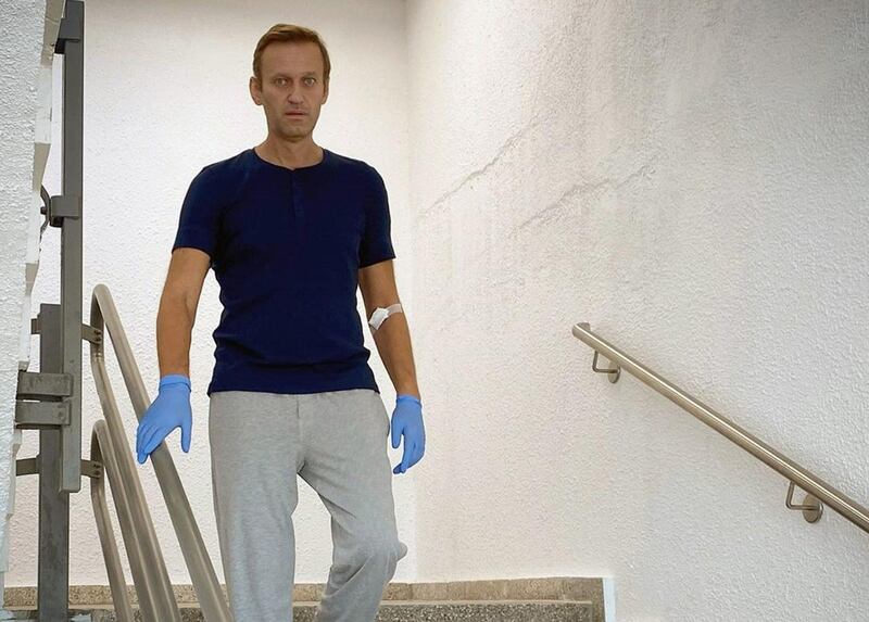 This handout picture posted on September 19, 2020 on the Instagram account of @navalny shows Russian opposition leader Alexei Navalny in Berlin's Charite hospital. Russian opponent Alexei Navalny posted a photo on Instagram showing him steping down on stairs in the German hospital where he is being treated, proof of his recovery from his suspected poisoning in late August. - RESTRICTED TO EDITORIAL USE - MANDATORY CREDIT "AFP PHOTO / Instagram account @navalny / handout" - NO MARKETING - NO ADVERTISING CAMPAIGNS - DISTRIBUTED AS A SERVICE TO CLIENTS
 / AFP / Instagram account @navalny / Handout / RESTRICTED TO EDITORIAL USE - MANDATORY CREDIT "AFP PHOTO / Instagram account @navalny / handout" - NO MARKETING - NO ADVERTISING CAMPAIGNS - DISTRIBUTED AS A SERVICE TO CLIENTS
