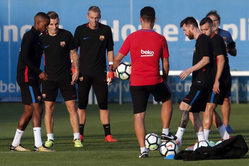 Barcelona players takes part in a training session. Pau Barrena / AFP