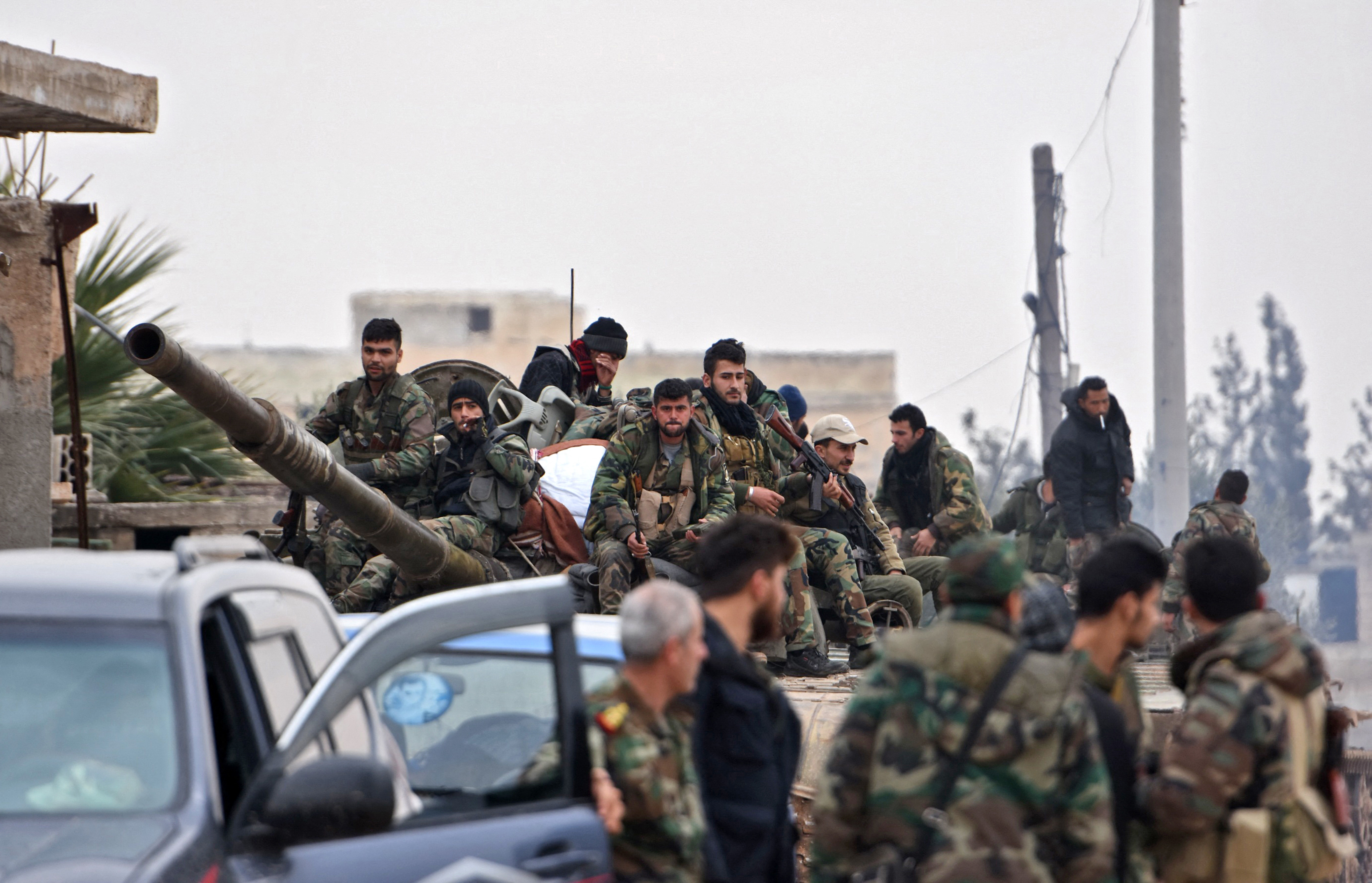 Syrian army soldiers advance in Tall Touqan village, in Syria's northwestern Idlib province, about 45 kilometres southwest of Aleppo, on February 5, 2020. Syrian regime forces pressed on with their offensive in the northwest that has displaced half a million people, despite heightened tensions with Turkey. (Photo by AFP)