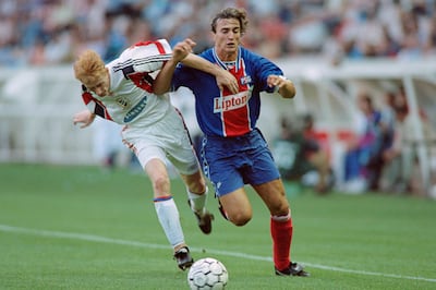 PSG's striker David Ginola (R) fights for the ball with a Hungarian player during the UEFA champion league match between PSG and Vac FC in Paris on August 10, 1994. / AFP PHOTO / Gérard JULIEN