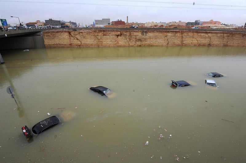 Vehicles are seen submerged in water in a flooded highway in western Riyadh following heavy rainfall across most of Saudi Arabia on November 25, 2015. Schools were closed for a second day in the country as rain continued to fall. AFP PHOTO / FAYEZ NURELDINE (Photo by FAYEZ NURELDINE / AFP)