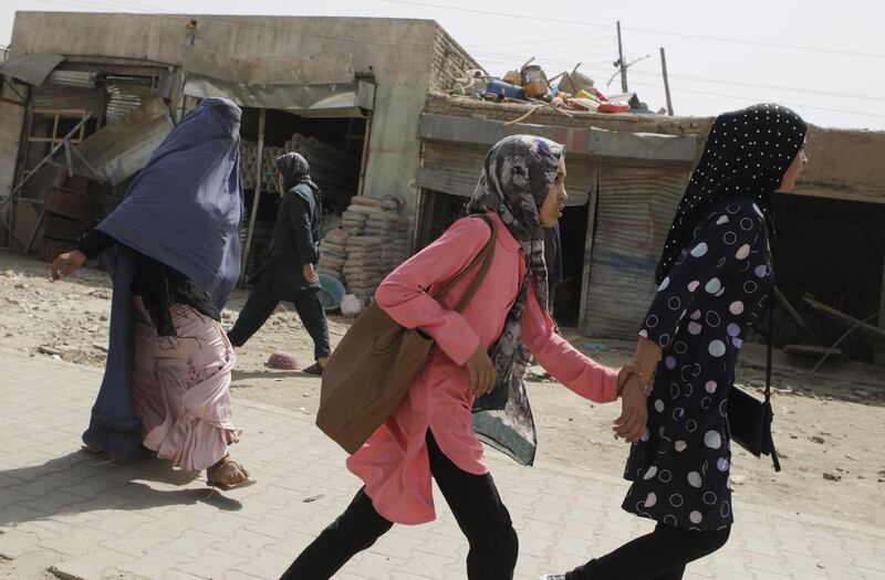 epa07759999 People flee the scene of a car bomb blast in Kabul, Afghanistan, 07 August 2019. Dozens of people were injured when a car bomb exploded outside a police station in Kabul.  EPA/HEDAYATULLAH AMID