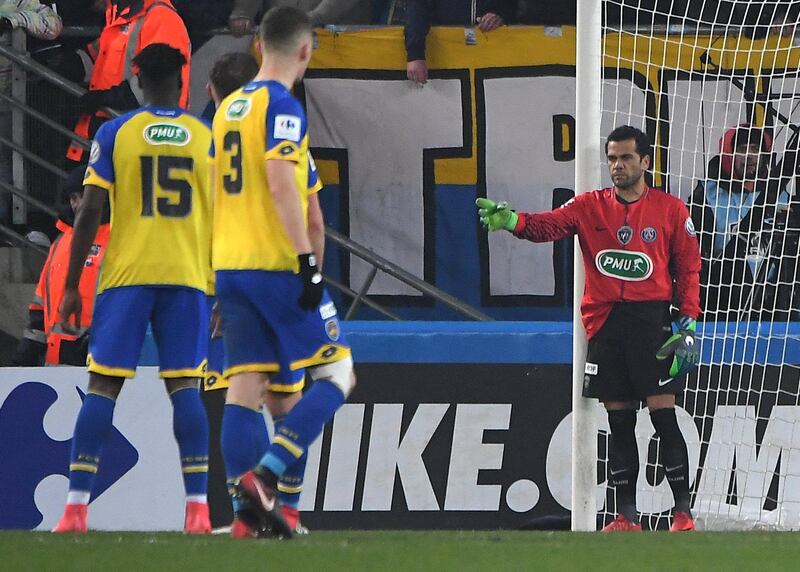 Paris Saint-Germain's Brazilian defender Daniel Alves (R) plays as goalkeeper after Paris Saint-Germain's German goalkeeper Kevin Trapp received a red card during the French Cup football match between Sochaux (FCSM) and Paris Saint-Germain (PSG) on February 6, 2018 at the Auguste Bonal Stadium in Montbeliard, eastern France. (Photo by PATRICK HERTZOG / AFP)