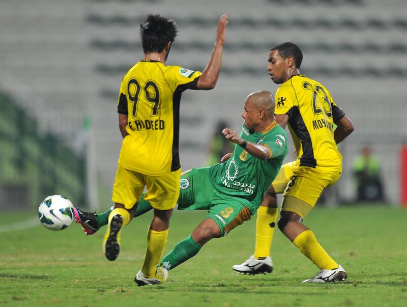 Al Shabab (Green) beat Al Wasl (Yellow) 2-1 at Maktoum Bin Rashid Al Maktoum Stadium in Dubai on November 24, 2012. (Ashraf Al Amra / Al Ittihad)