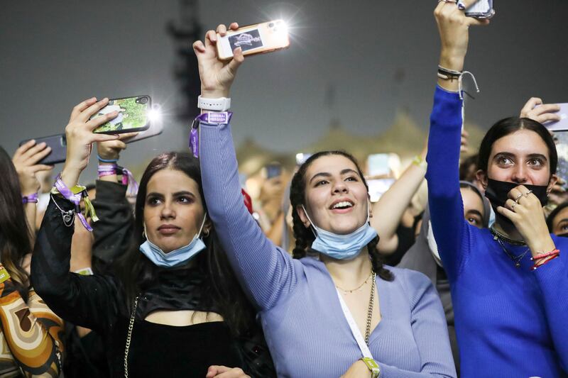 Fans sing along with the Scottish singer, accompanying the music by shining the lights on their phones.