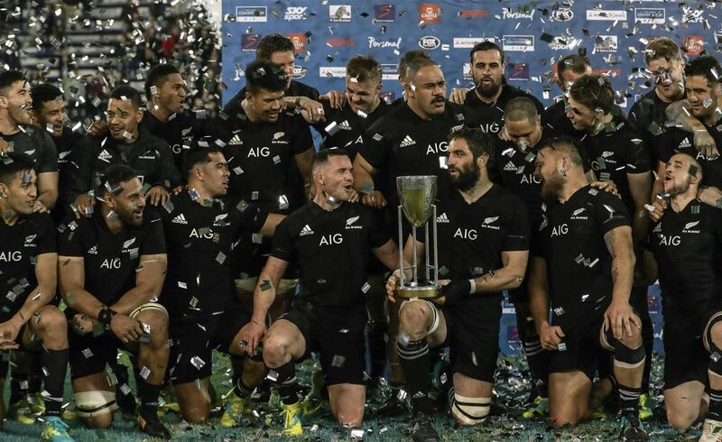 New Zealand's All Blacks players pose with the trophy after winning the Rugby Championship 2018 edition after defeating 35-17 to Argentina's Los Pumas at Jose Amalfitani stadium in Buenos Aires, Argentina on September 29, 2018. / AFP / ALEJANDRO PAGNI
