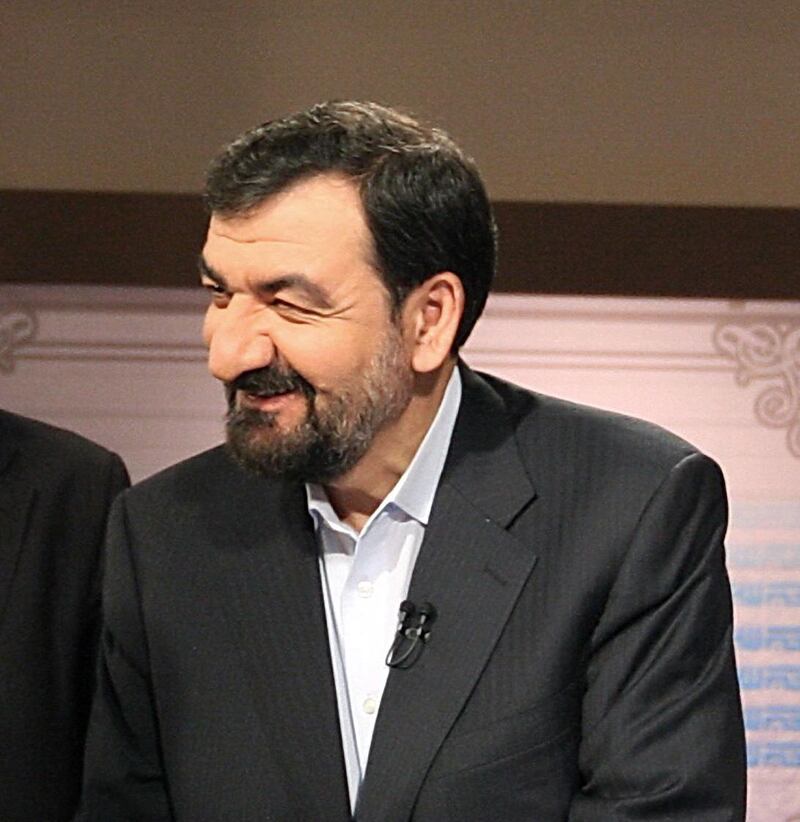 Iran's former premier and reformist presidential candidate, Mir Hossein Mousavi (L) shakes hands with conservative presidential candidate, Mohsen Rezaei (R) before their live debate on state TV in Tehran on late June 4, 2009. Others are unidentified.    AFP  PHOTO / JAMEJAMONLINE / MEHDI DEHGHAN