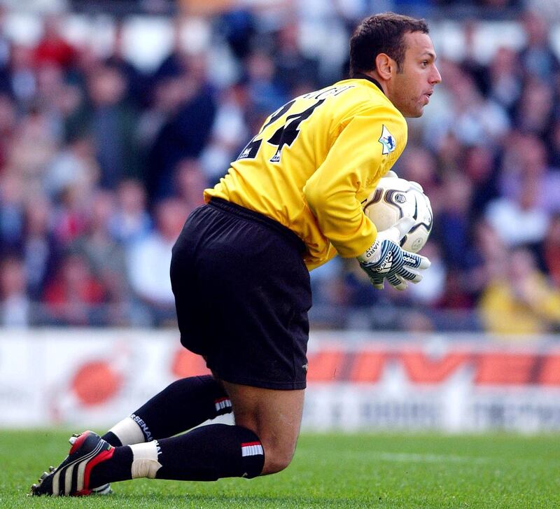Arsenal goalie Richard Wright saves during his debut match for Arsenal against Derby 29 September 2001 in their English Premier League match in Derby.  AFP PHOTO BY  ROGER PARKER (Photo by Roger PARKER / AFP)
