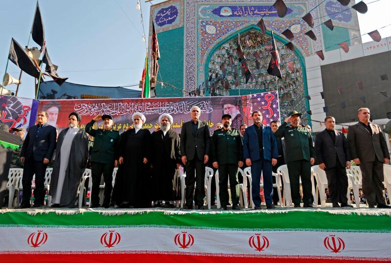 CORRECTION / Iranian military officials and clerics attend a mass funeral for the victims of those killed during an attack on a military parade on the weekend, in the southwestern Iranian city of Ahvaz on September 24, 2018. Thousands of people gathered today morning in Ahvaz for the funeral of those killed during an attack on a military parade in the city on September 22. / AFP / ATTA KENARE
