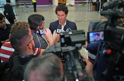 Brazil's national football team's chief doctor Rodrigo Lasmar -due to operate football star Neymar- speaks with the media at Antonio Carlos Jobim international airport in Rio de Janeiro, Brazil  on March 1, 2018. 
Brazilian star Neymar will undergo foot surgery next March 3, which will sideline him for up to three months, casting a long shadow over Paris Saint-Germain and Brazil's World Cup preparations.. / AFP PHOTO / Carl DE SOUZA