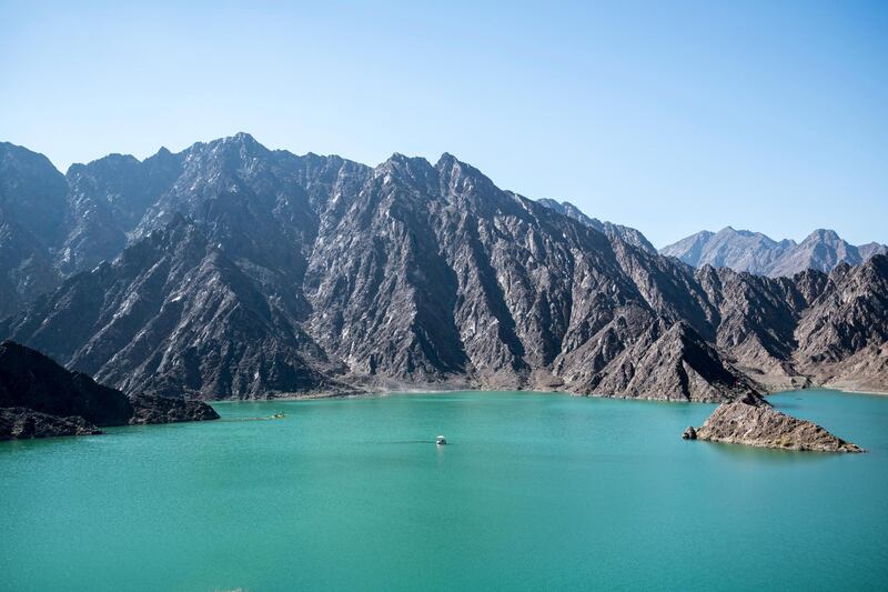 M1N54E Hatta is the inland exclave of the emirate of Dubai in the UAE where people can enjoy kayaking and boating on the lake of Hatta Dam. United Arab Emirates. David GABIS / Alamy Stock Photo