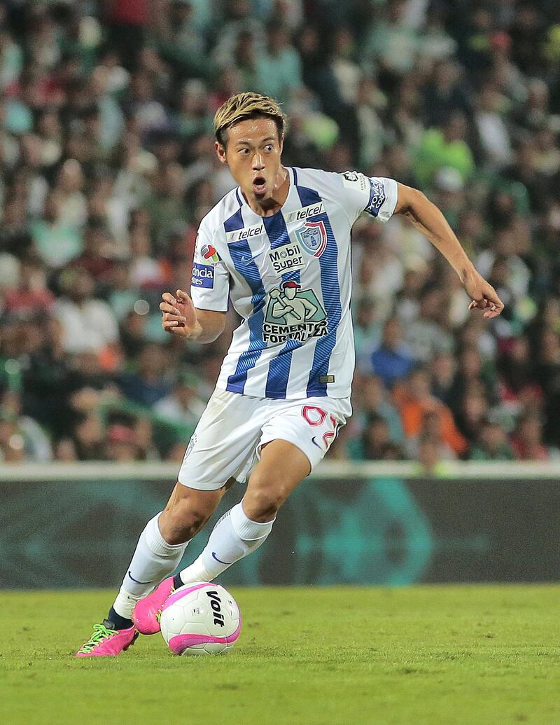 TORREON, MEXICO - OCTOBER 29: Keisuke Honda of Pachuca drives the ball during the 15th round match between Santos Laguna and Pachuca as part of the Torneo Apertura 2017 Liga MX at Corona Stadium on October 29, 2017 in Torreon, Mexico. (Photo by Saul Gonzalez/Getty Images)