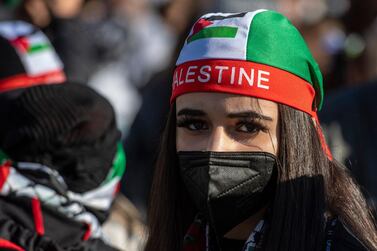 A demonstrator wears a cap in the colours of the palestinian flag during a pro-Palestinian protest in Berlin on May 19, 2021. Thousands of demonstrators marched waving Palestinian flags and shouting pro-Palestine slogans as Israel and the Palestinians were mired in their worst conflict in years. / AFP / John MACDOUGALL